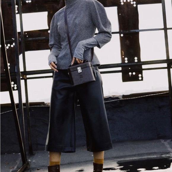 BLACK VEGAN LEATHER CROPPED TROUSERS - Picture 2 of 10